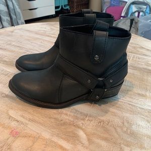 EUC, black ankle boots, size 7, and inch heel